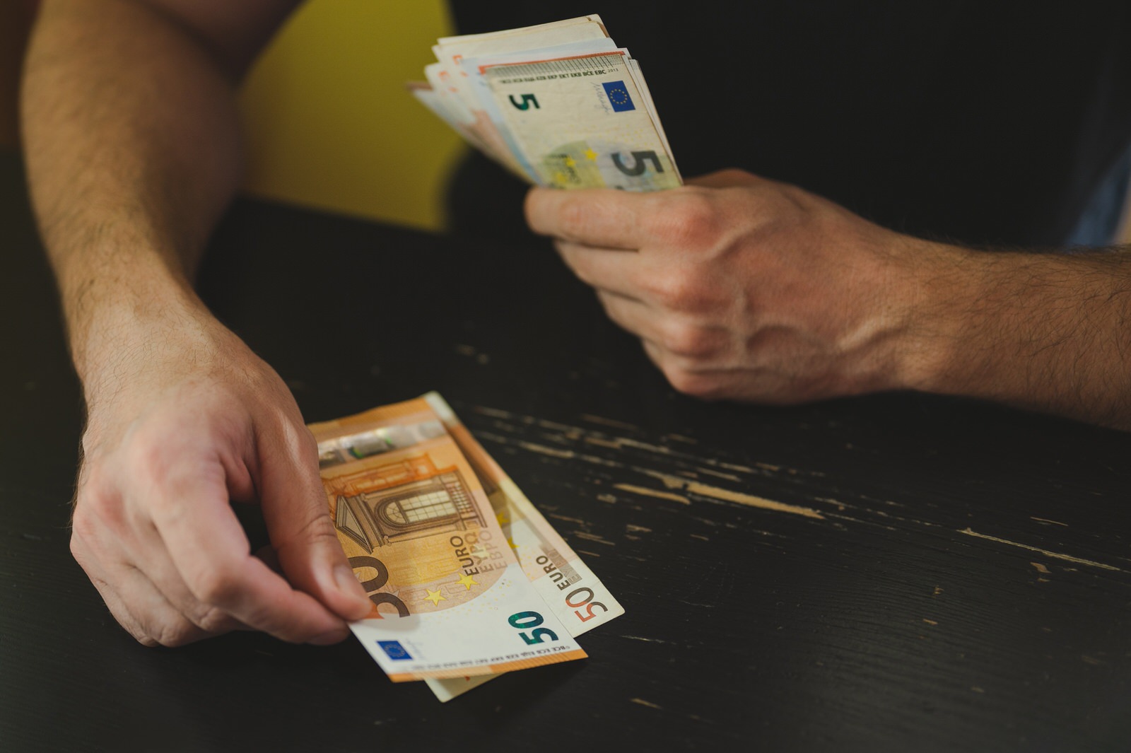 Una mujer cuenta dinero tras la reestructuración de una deuda